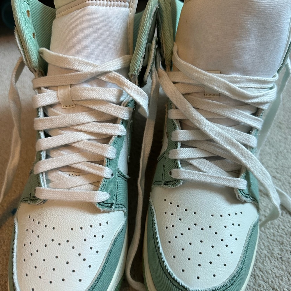 Nike Women’s Dunk 1985 High-Top Sneakers in Green and White - Picture 7 of 7